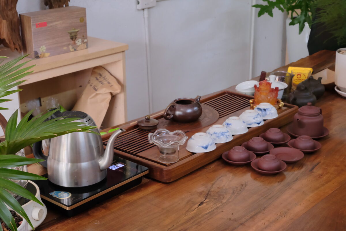 Nhà phân phối trà Thái Nguyên: 3 mức vốn và 4 số liệu phải theo dõi Bàn trà với ấm chén và ấm đun nước – nhà phân phối trà thái nguyên