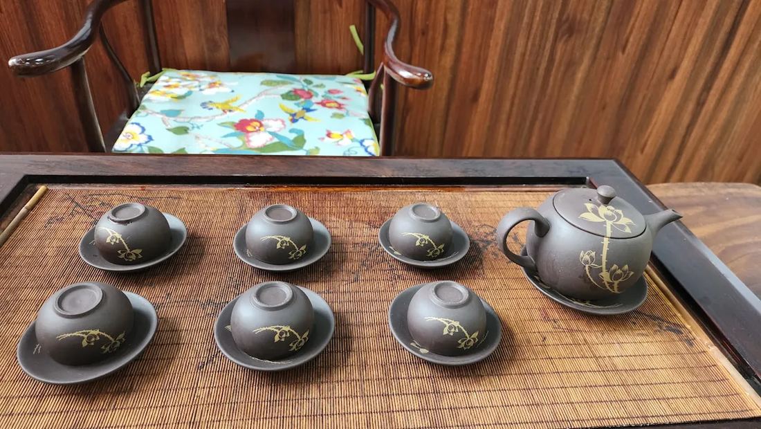 Set ấm chén làm quà: ghép mẫu nào với hộp trà nào và đóng gói thế nào để gửi đi tỉnh Set ấm chén làm quà bày trên khay gỗ