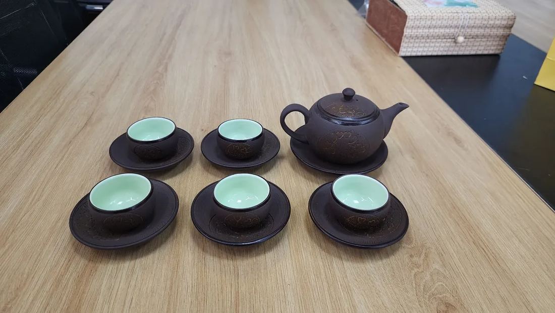 Set ấm chén làm quà: ghép mẫu nào với hộp trà nào và đóng gói thế nào để gửi đi tỉnh Bộ ấm chén men xanh ngọc trên bàn gỗ trong set quà tặng