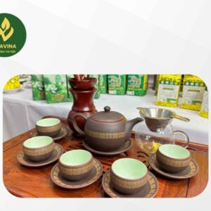Bộ ấm chén trà Lục Ẩm Quần Anh - Ấm chén Tử Sa Bát Tràng cao cấp - HTX Tâm Trà Việt Bộ ấm chén trà Lục Ẩm Quần Anh – Ấm chén Tử Sa Bát Tràng cao cấp – HTX Tâm Trà Việt – bộ ấm trên bàn trà