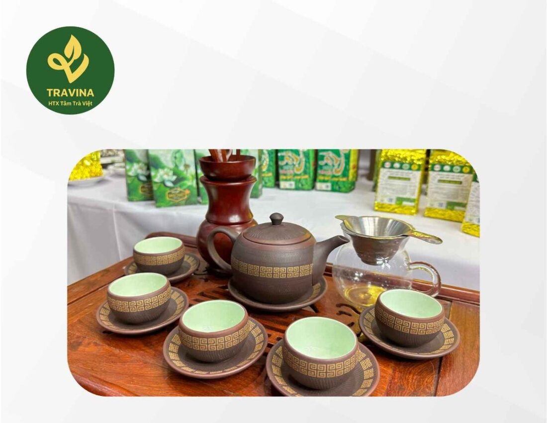 Bộ ấm chén trà Lục Ẩm Quần Anh – Ấm chén Tử Sa Bát Tràng cao cấp – HTX Tâm Trà Việt – bộ ấm trên bàn trà Bộ ấm chén trà Lục Ẩm Quần Anh – Ấm chén Tử Sa Bát Tràng cao cấp – HTX Tâm Trà Việt – bộ ấm trên bàn trà