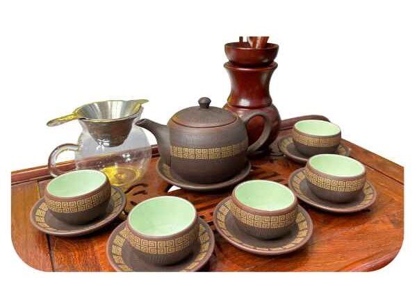 Bộ ấm Lục Ẩm Kim Liên - Bộ ấm chén Bát Tràng cao cấp – HTX Tâm Trà Việt Bộ Lục Ấm Kim Liên bày trên khay gỗ