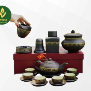 Bộ ấm Tử Sa Lạc Hồng - Bộ ấm chén Bát Tràng cao cấp – HTX Tâm Trà Việt Bộ ấm Tử Sa Lạc Hồng – Bộ ấm chén Bát Tràng cao cấp – HTX Tâm Trà Việt – cầm trên tay
