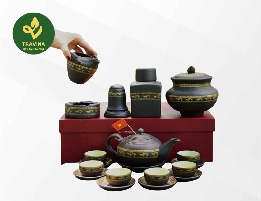 Bộ ấm Tử Sa Lạc Hồng - Bộ ấm chén Bát Tràng cao cấp – HTX Tâm Trà Việt Bộ Tử Sa Lạc Hồng nhìn nghiêng