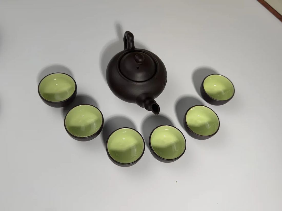 Set ấm chén làm quà: ghép mẫu nào với hộp trà nào và đóng gói thế nào để gửi đi tỉnh Set ấm chén làm quà — bộ ấm tử sa và năm chén men xanh