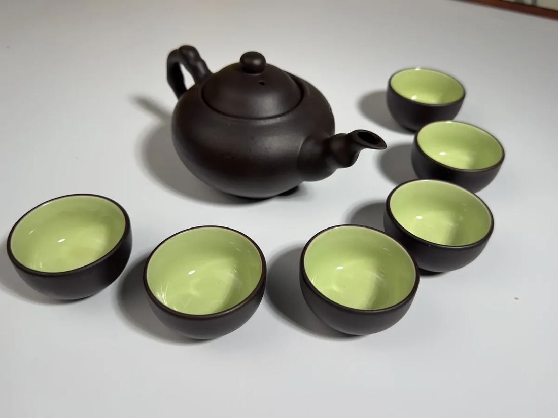 Nhập ấm chén bán kèm trà: sáu bộ Bát Tràng, vốn bỏ ra và lãi thu về trên mỗi bộ Bộ ấm tử sa và năm chén men vàng trong danh mục ấm chén bán kèm trà