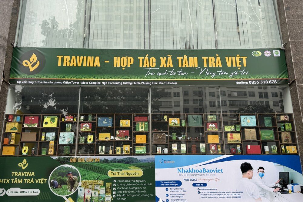 Trà sỉ TP.HCM và Bình Dương: 3 nhóm khách và bảng giá vốn Kệ trưng bày trà Thái Nguyên tại cửa hàng, nơi trữ trà sỉ cho quán