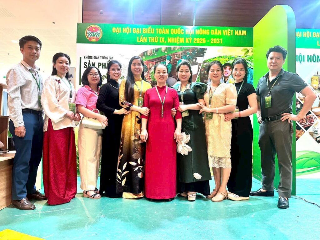 Thành viên hợp tác xã Tâm Trà Việt tại gian trưng bày nông sản ở Đại hội Hội Nông dân