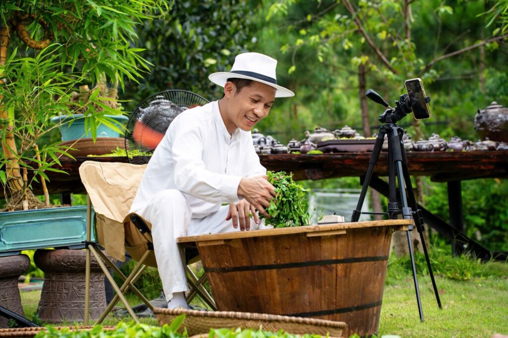 Mang Trà Sạch 6 Không đi hội: TRAVINA tại Triển lãm 80 năm, Hương sắc danh trà và đền Thần Nông Anh Phạm Hoàng Giang, Giám đốc sản xuất HTX Tâm Trà Việt, livestream giới thiệu búp chè tươi vừa hái tại vùng chè La Bằng, Đại Từ, Thái Nguyên