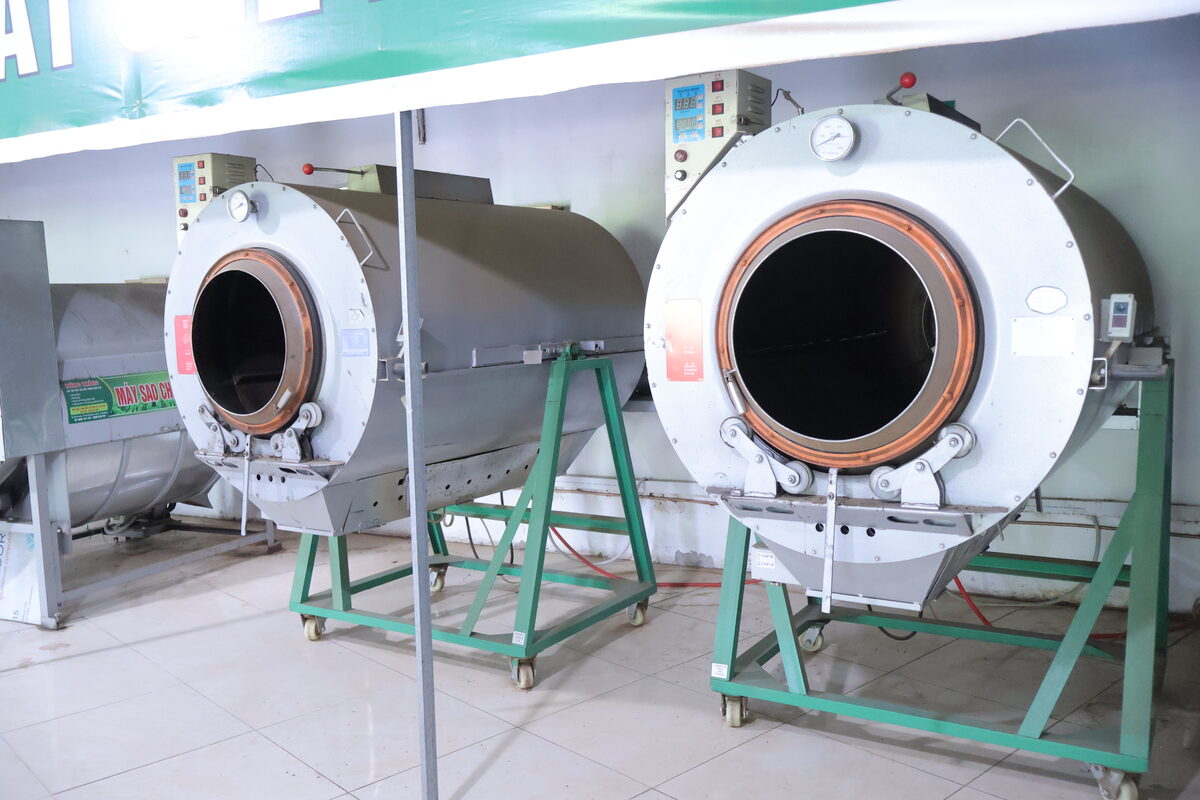 Giao hàng trà sỉ đi tỉnh xa: 3 hình thức và 4 bước kiểm Hai tôn sao chè đặt cạnh nhau trong xưởng