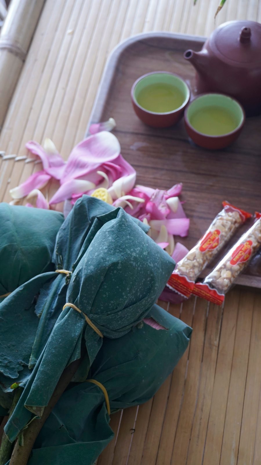 Quy trình pha trà sen phục vụ khách tại phòng trà Bông sen bọc lá sen giữa cánh sen