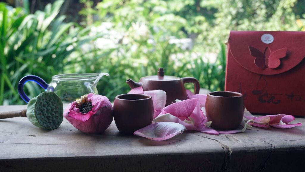 Ấm gốm, ấm sứ hay ấm thuỷ tinh: chọn theo kiểu phục vụ của điểm bán Ấm chén tử sa bên cánh sen hồng