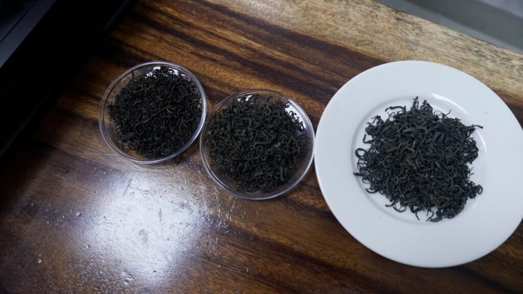 Ba đĩa trà khô đặt cạnh nhau để so sánh