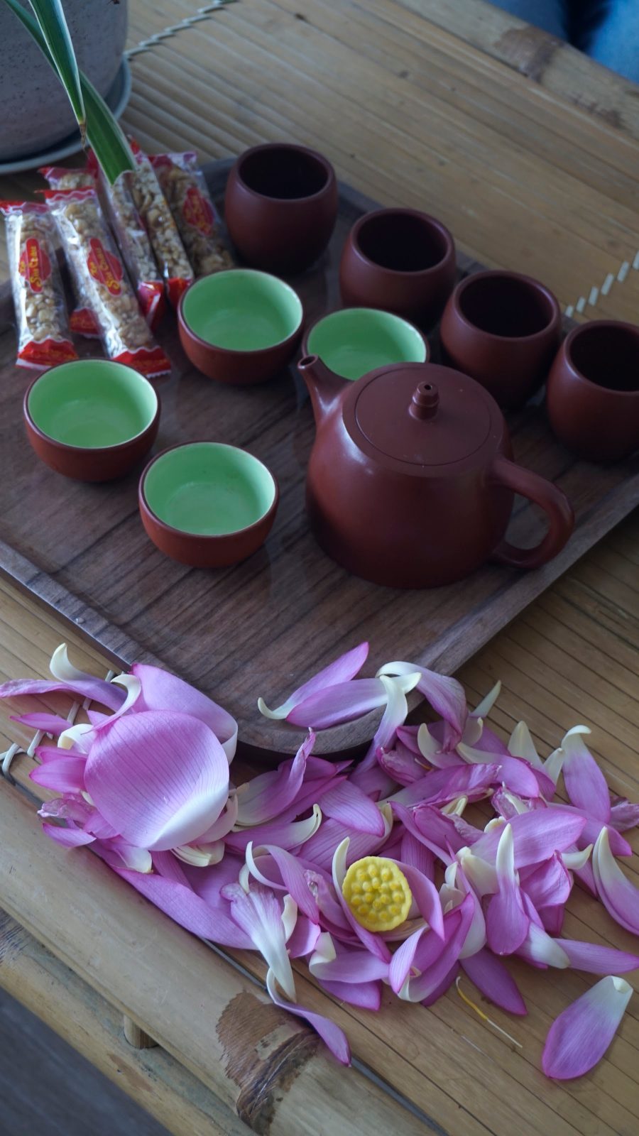 Set trà cho sảnh và phòng khách sạn: chọn bộ chịu dùng nhiều, báo giá và bổ sung định kỳ Ấm chén tử sa bên cánh sen hồng