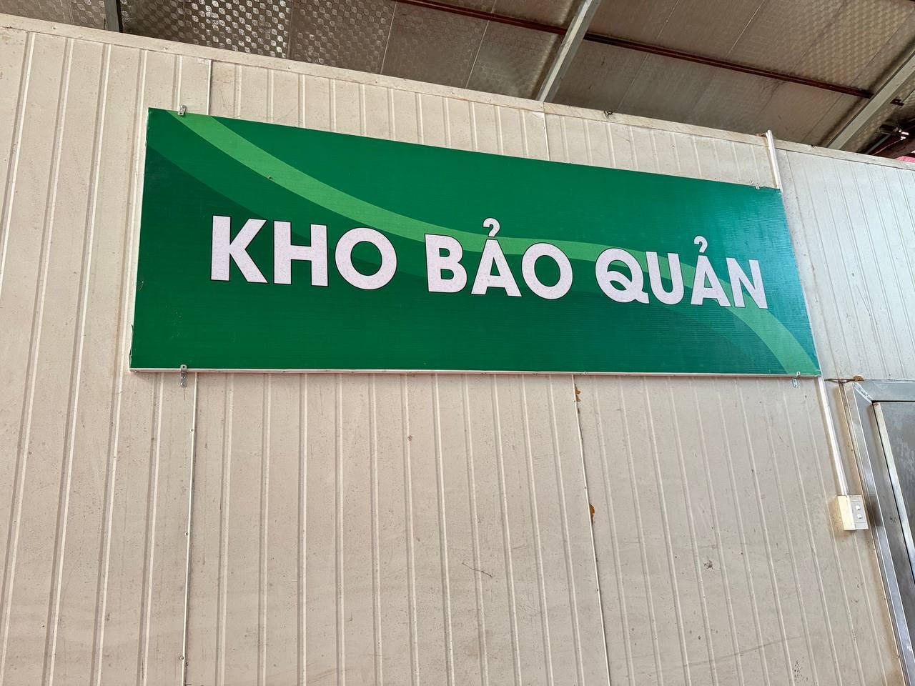 Mở đại lý chè Thái Nguyên cần bao nhiêu vốn? Con số thật từ Quyết định 29/2026 Biển kho bảo quản tại xưởng chế biến của hợp tác xã