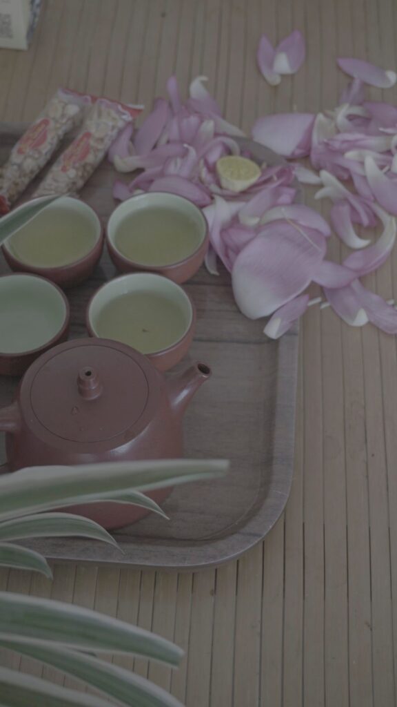 Set ấm chén làm quà: ghép mẫu nào với hộp trà nào và đóng gói thế nào để gửi đi tỉnh Ấm chén tử sa bên cánh sen hồng