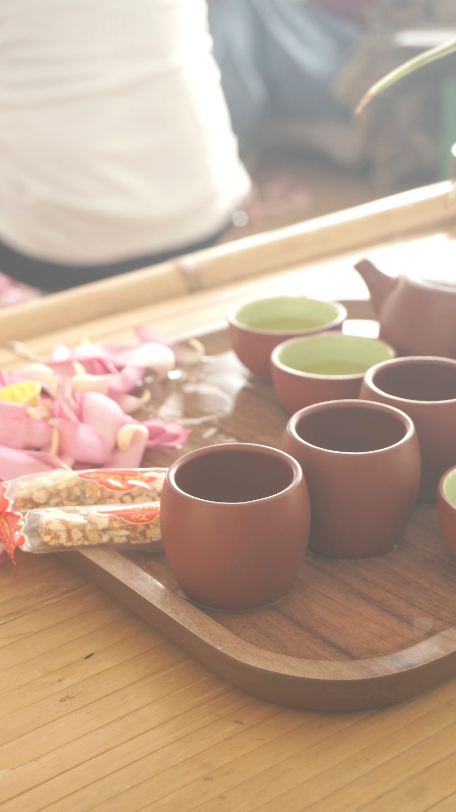 Ấm chén tử sa bên cánh sen hồng