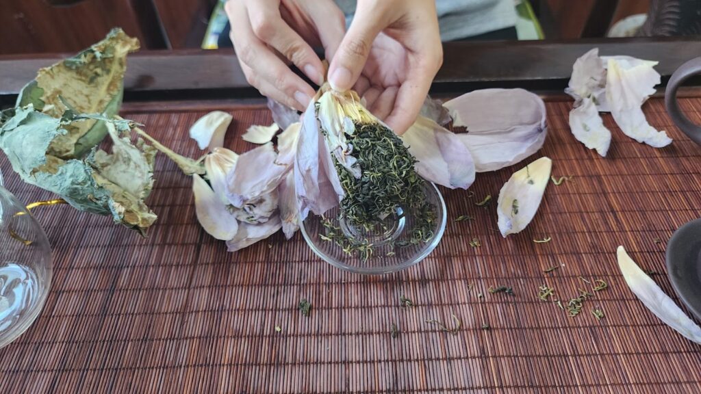 Trà sen cho nhà hàng, khách sạn cao cấp: chọn loại, phục vụ tại bàn và tính giá vốn mỗi ấm Trà ướp hương sen