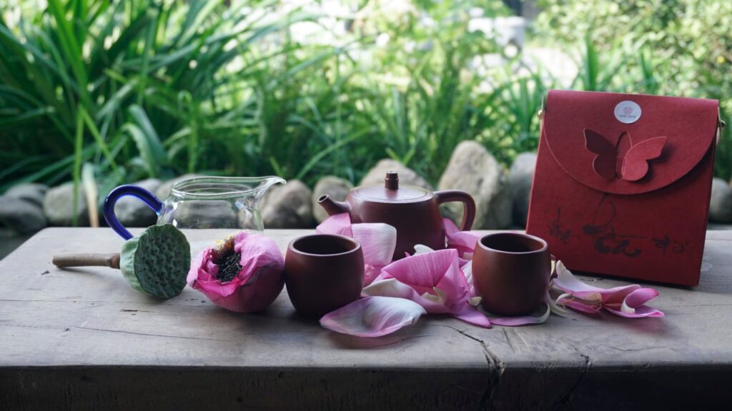 Trà pha bị chát tại quán: chỉnh nước, thời gian, lượng Ấm chén tử sa bên cánh sen hồng