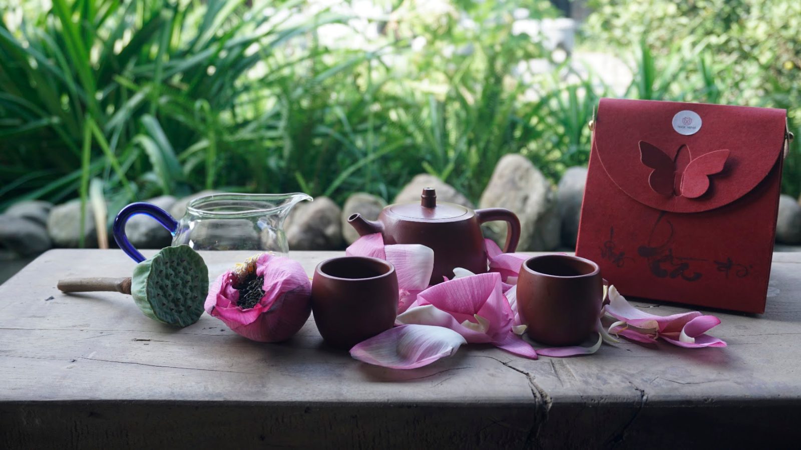 Trà pha bị chát tại quán: chỉnh nước, thời gian, lượng Ấm chén tử sa bên cánh sen hồng