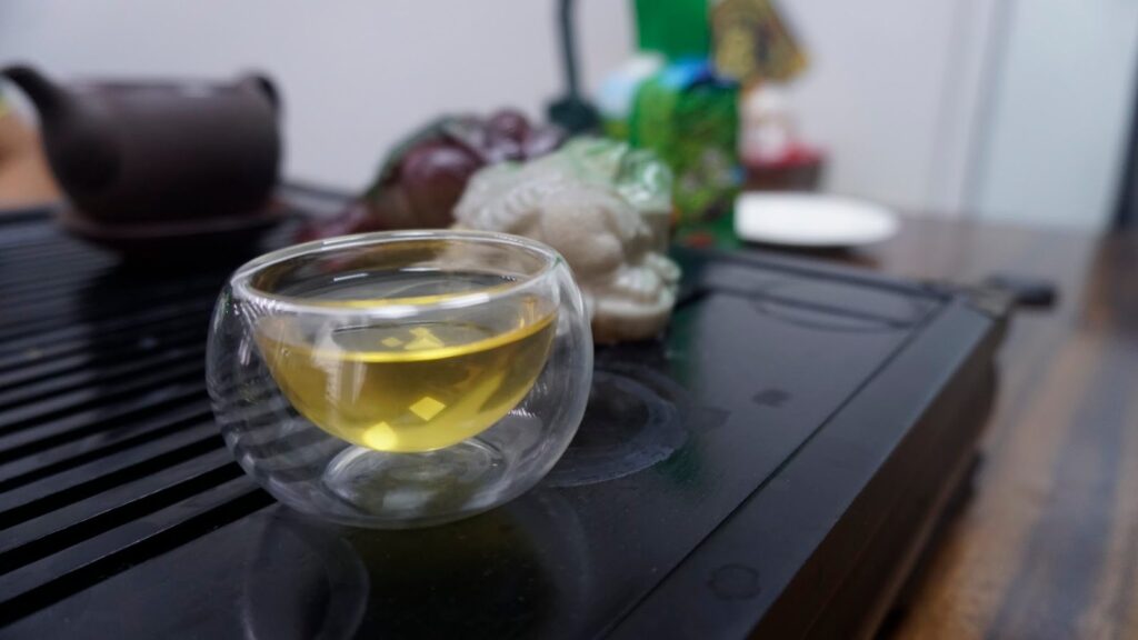 Món chè xanh ở quán: nấu chè tươi hay ủ trà khô Chén nước trà xanh Thái Nguyên màu vàng sáng
