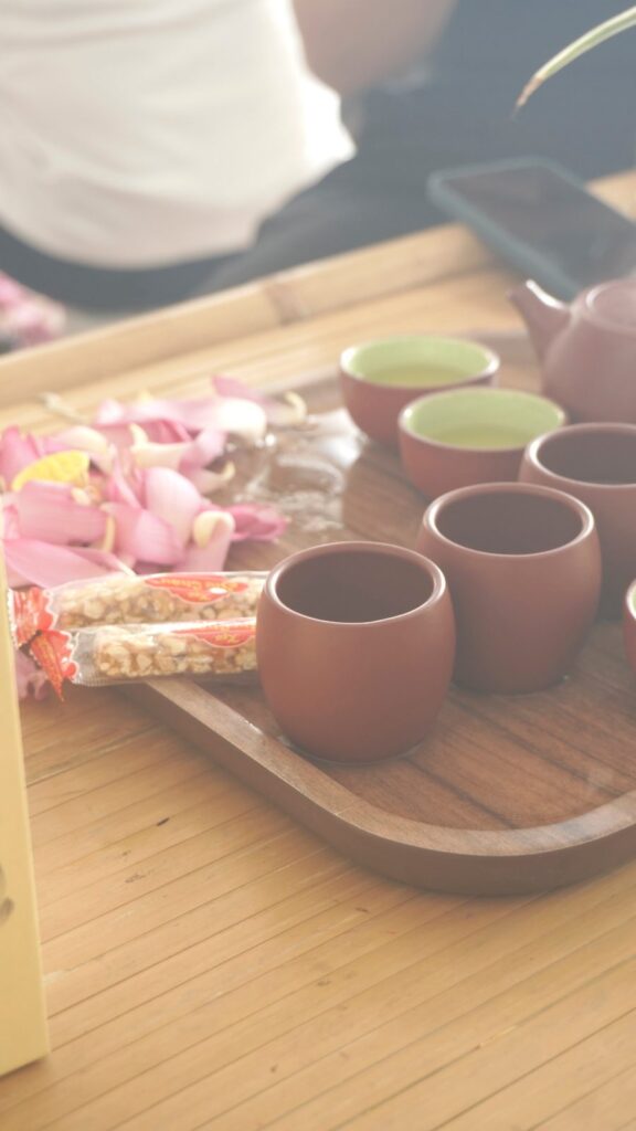 Ấm chén tử sa bên cánh sen hồng