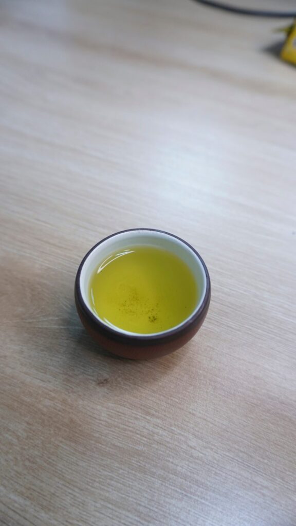 Bộ ảnh cho set quà: chuẩn bị để chào khách doanh nghiệp Chén nước trà xanh Thái Nguyên màu vàng sáng