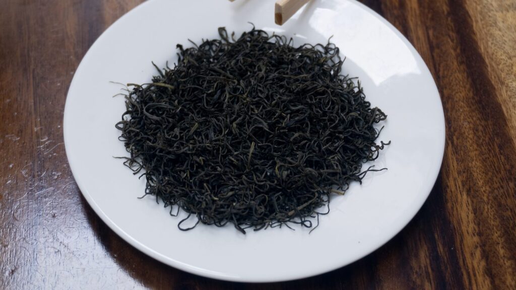 Chè Móc Câu Đặc Biệt: chuẩn hái, quy trình tại xưởng La Bằng, giữ vị đều giữa các lô và cách bán Cánh chè khô trên đĩa trắng
