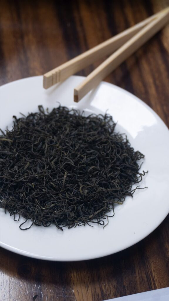 Cận cảnh cánh trà khô trên đĩa