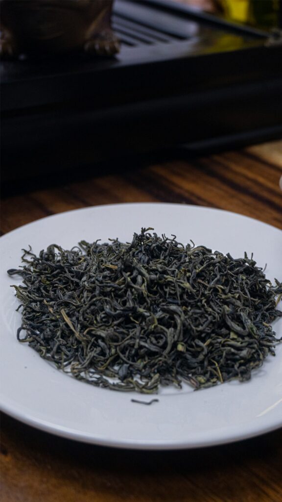 Cánh trà khô trên đĩa sứ