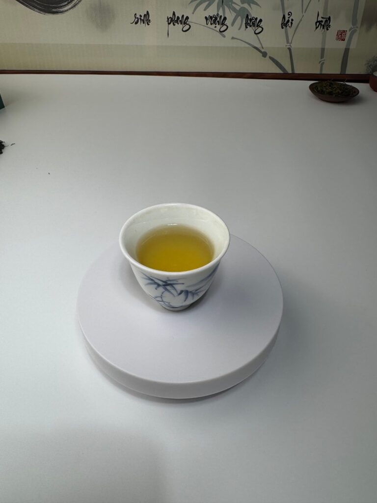 Đưa thông tin kỹ thuật vào tờ rơi: bao nhiêu là đủ Chén nước trà xanh Thái Nguyên màu vàng sáng