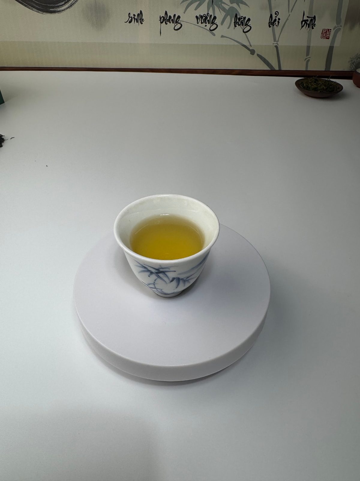 Đưa thông tin kỹ thuật vào tờ rơi: bao nhiêu là đủ Chén nước trà xanh Thái Nguyên màu vàng sáng