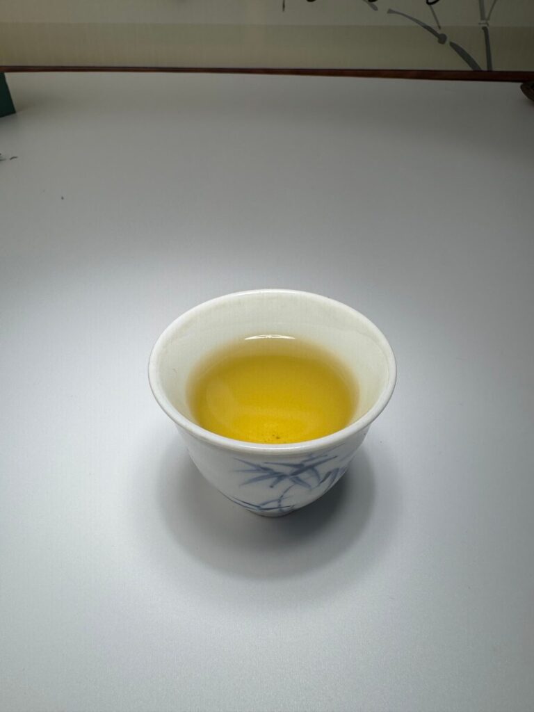 Chén nước trà xanh Thái Nguyên màu vàng sáng
