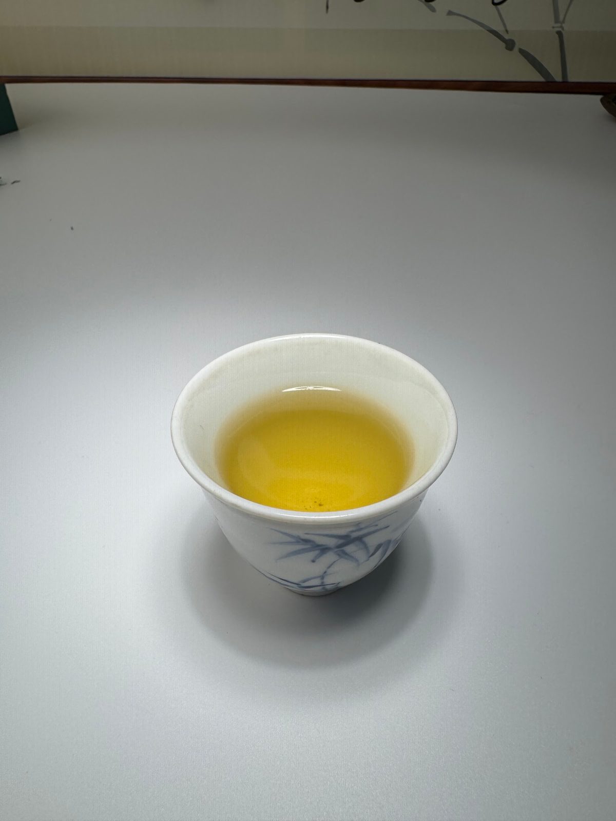 Dùng Trà Bắc Truyền Thống làm trà sữa: tỷ lệ mẻ 5 lít và giá vốn mỗi ly Chén nước trà xanh Thái Nguyên màu vàng sáng