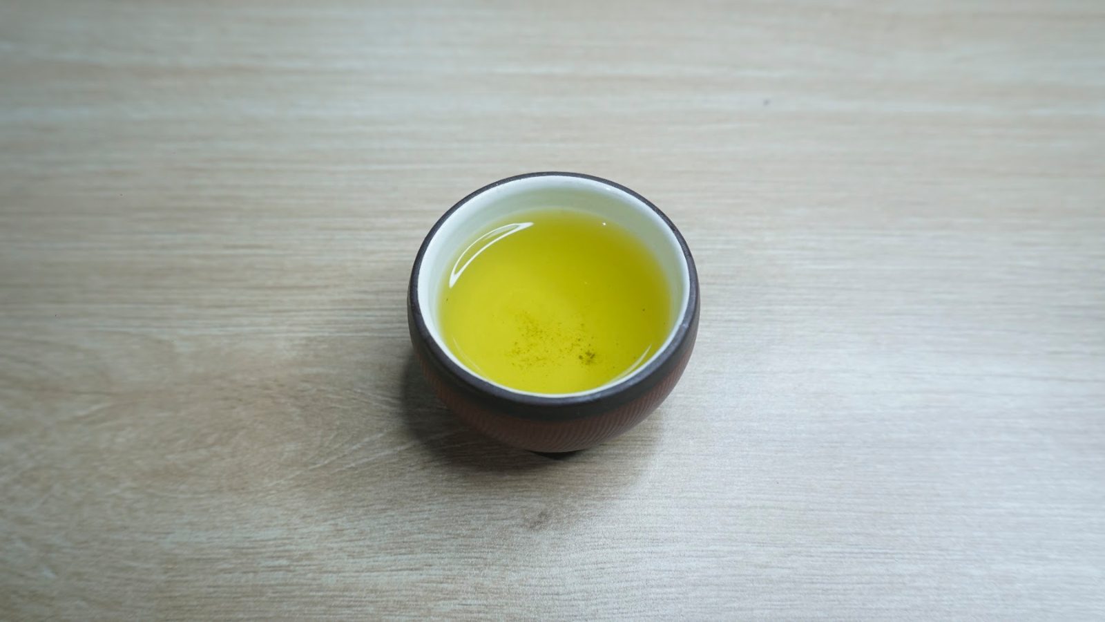 Chén nước trà xanh Thái Nguyên màu vàng sáng