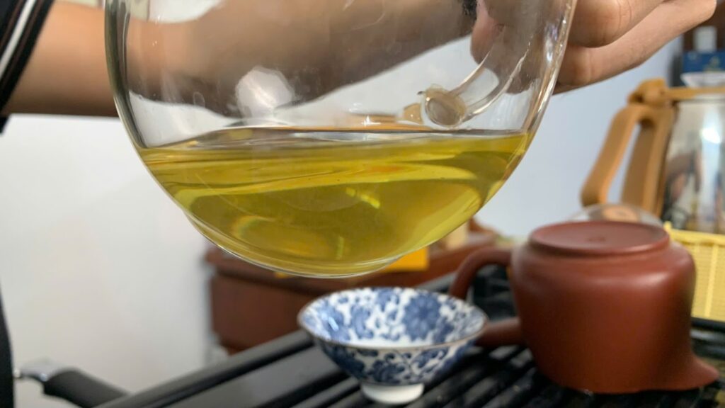 Hỏi ba câu để chọn đúng trà cho khách tại quầy Chén nước trà xanh Thái Nguyên màu vàng sáng