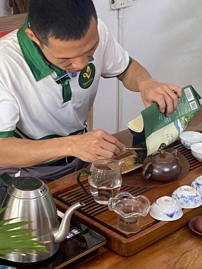 Pha trà Thái Nguyên mời khách trên bàn trà