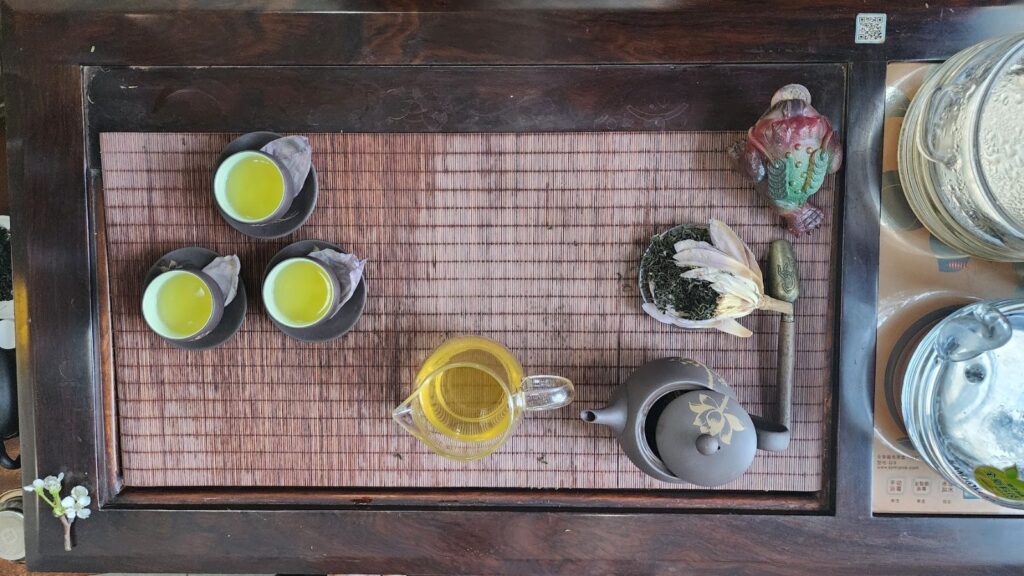 Khay trà với các chén nước trà màu vàng