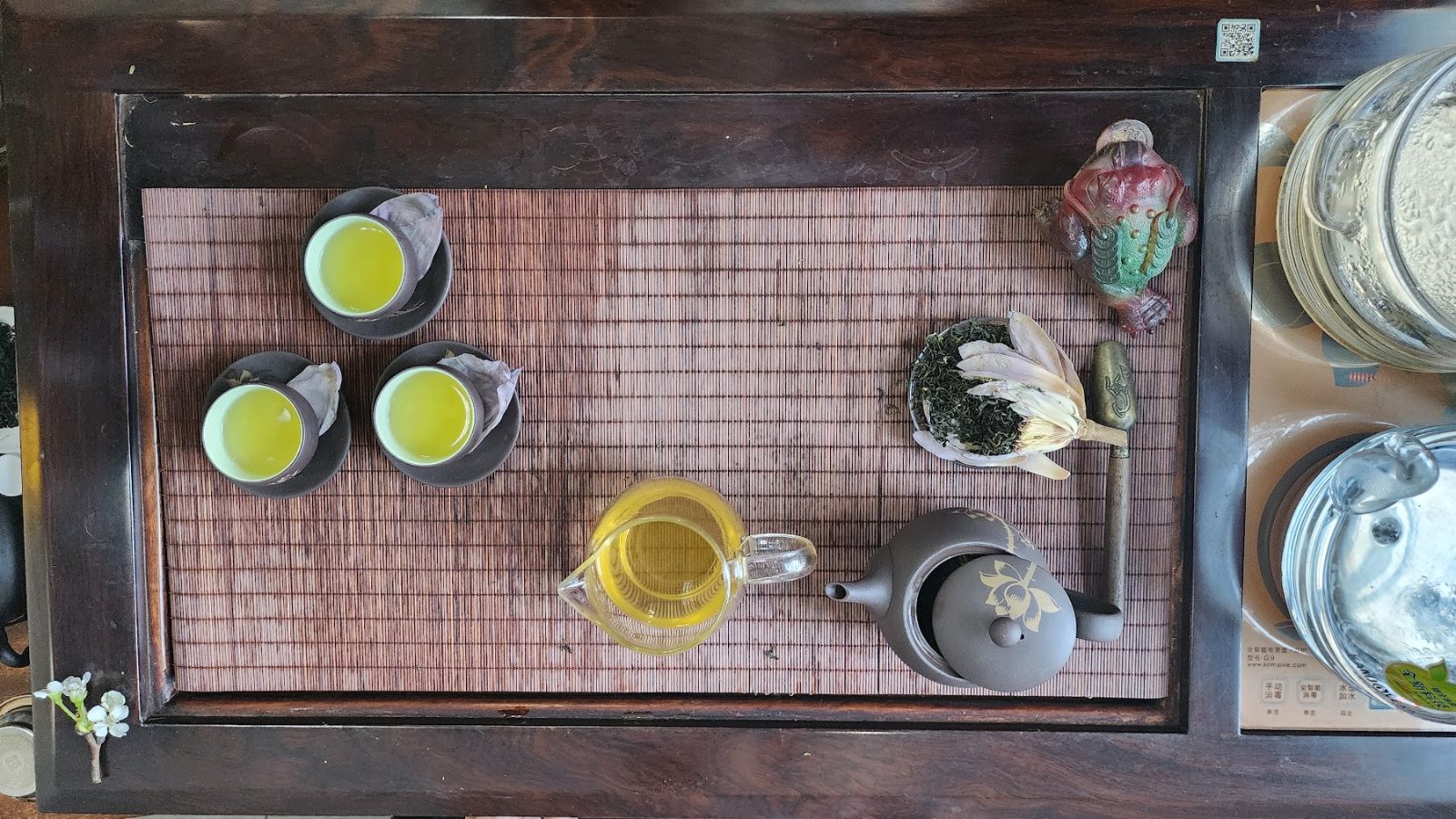 Kinh doanh trà có lãi không? Bóc tách lãi gộp trên một cân chè Thái Nguyên Khay trà với các chén nước trà màu vàng