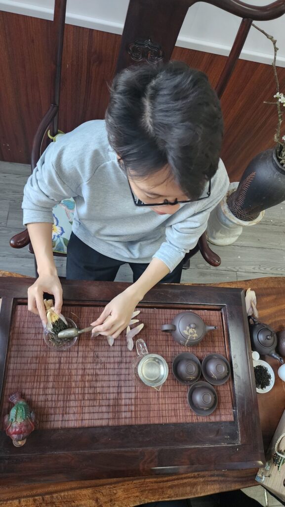 Cơ cấu hàng cho mùa nóng: dòng nào đẩy lên, dòng nào tạm giảm Pha trà Thái Nguyên mời khách trên bàn trà