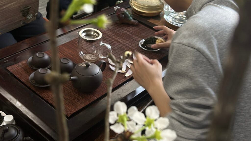 Đồ uống từ bột trà tại quán: nguyên liệu, chi phí và điều nên nói thật với khách Pha trà Thái Nguyên mời khách trên bàn trà