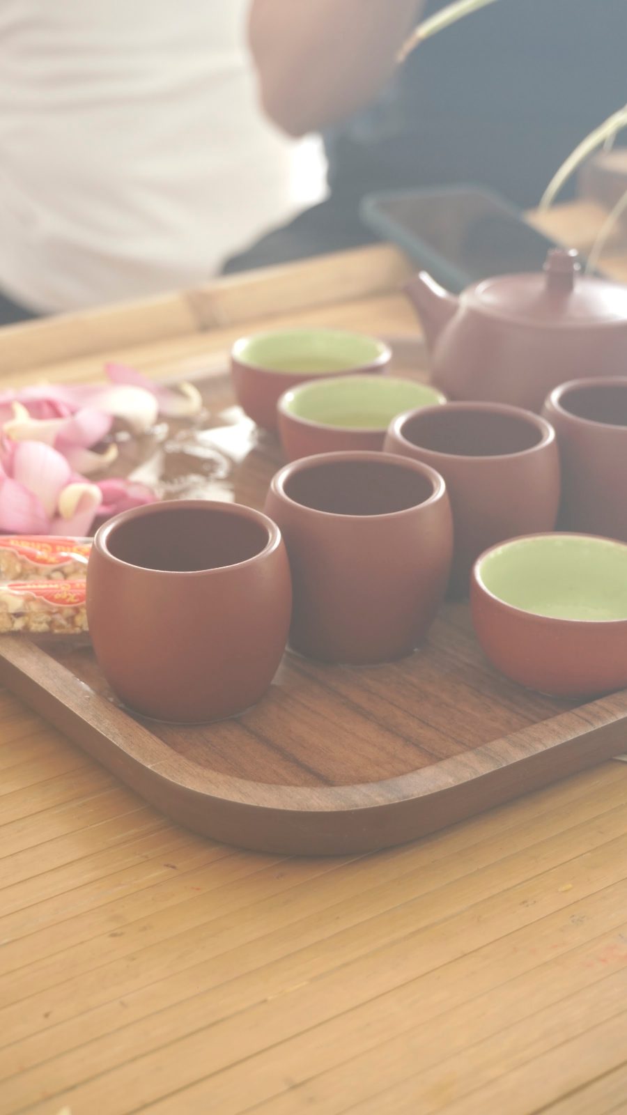 Ấm chén tử sa bên cánh sen hồng