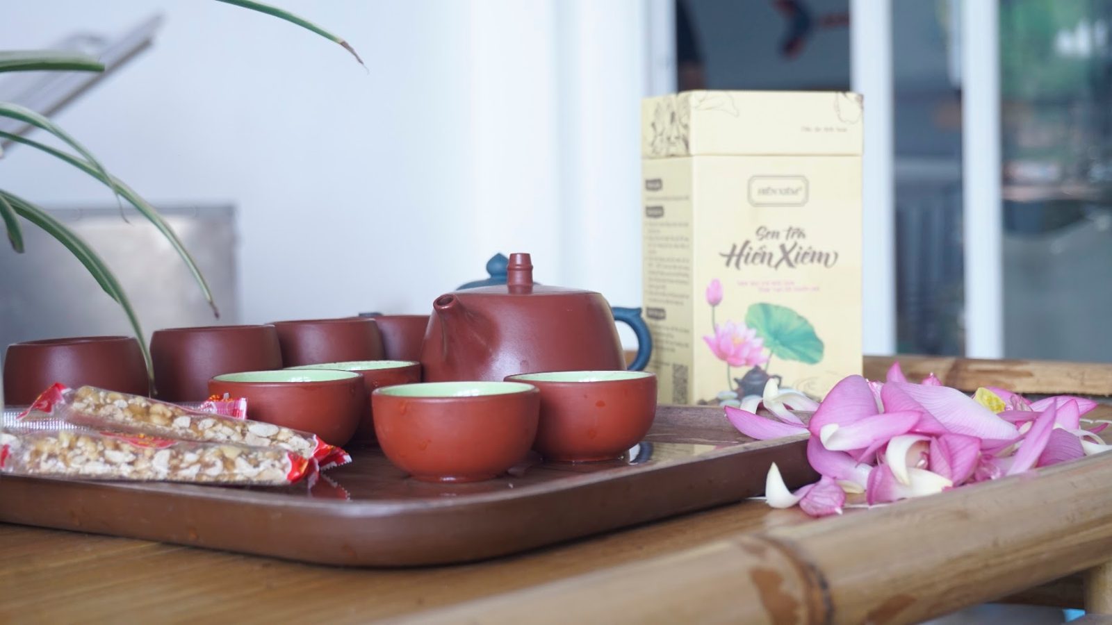 Bộ ấm trưng bày tại cửa hàng trà: chọn mẫu, định giá và kể chuyện bằng dữ kiện chứng minh được Ấm chén tử sa bên cánh sen hồng