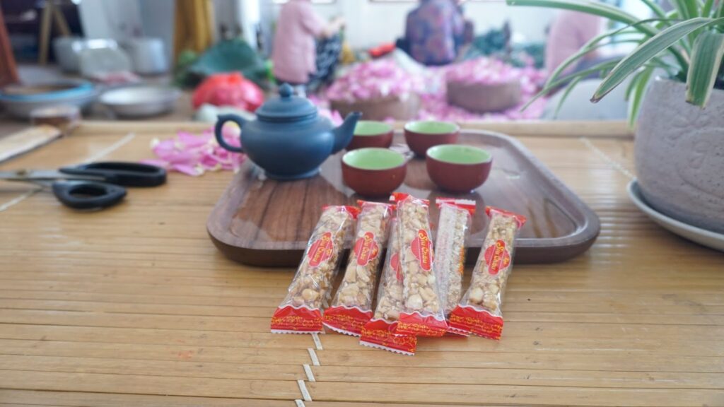 Kể chuyện sản phẩm ô long: dữ kiện nào dùng được Ấm chén tử sa bên cánh sen hồng
