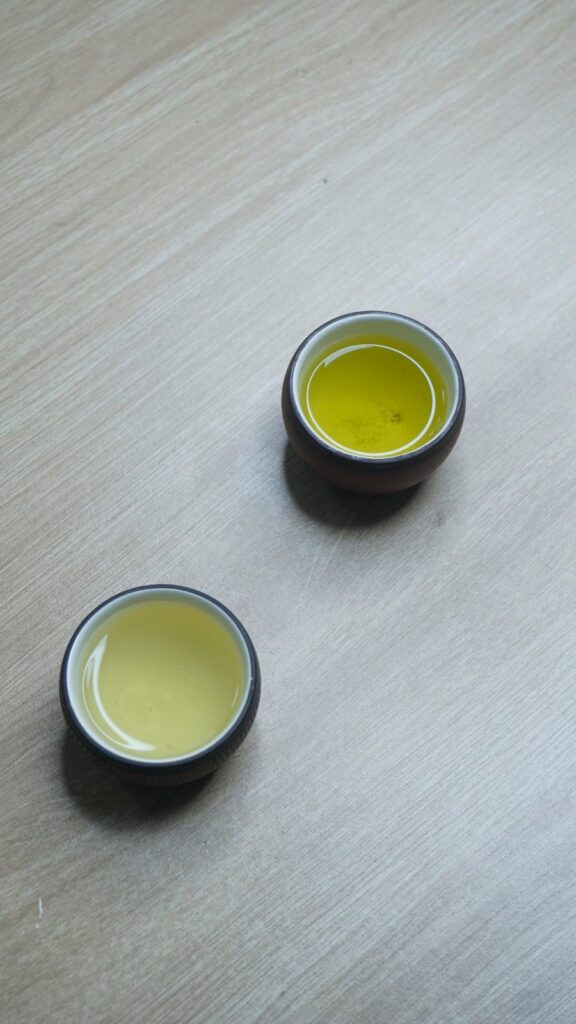 Giao quà Tết tới nhiều chi nhánh, nhiều tỉnh: chia đợt, tính cước và mốc ngày Chén nước trà xanh Thái Nguyên màu vàng sáng