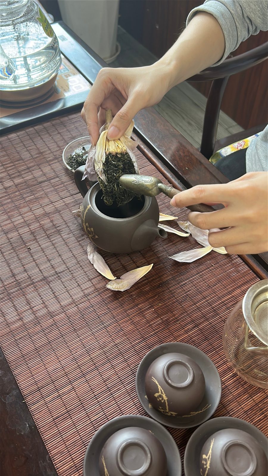 Pha trà Thái Nguyên mời khách trên bàn trà