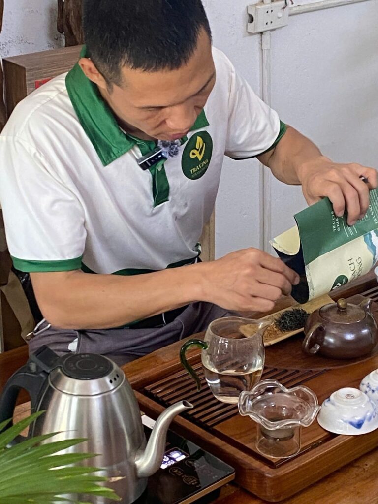 Pha trà Thái Nguyên bằng bộ ấm chén để quan sát màu nước