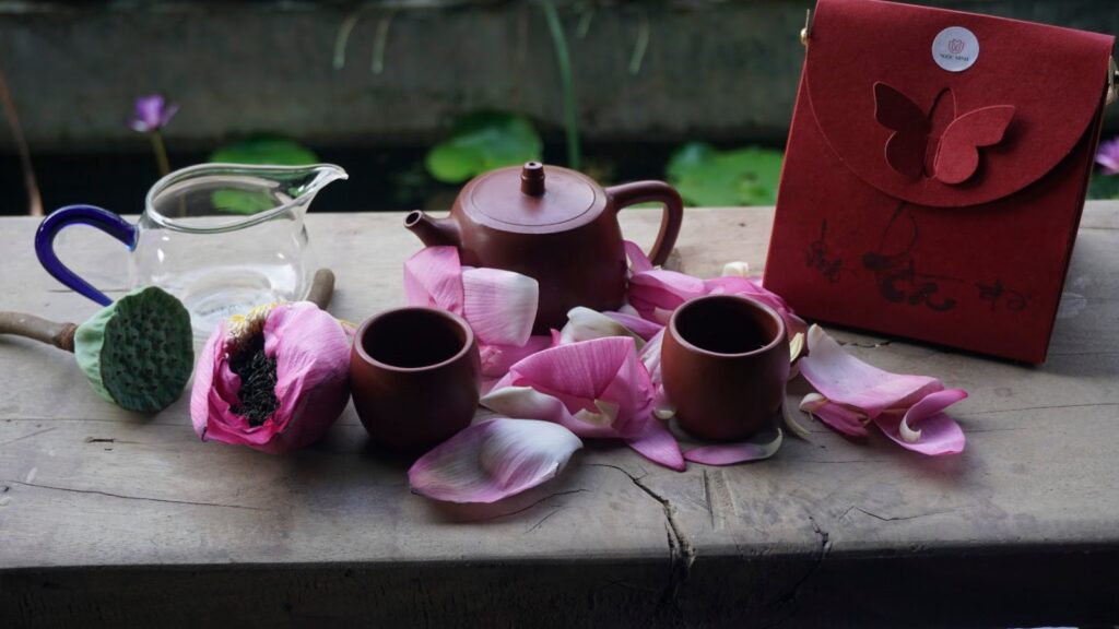 Ấm chén tử sa bên cánh sen hồng