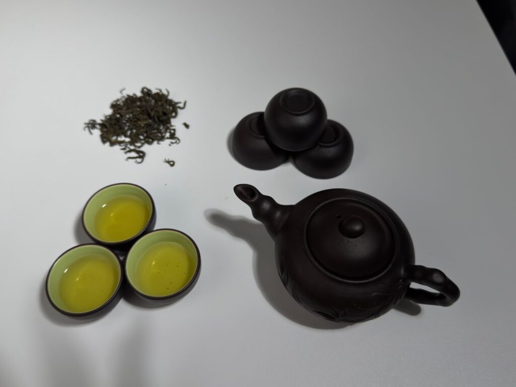 Tư vấn khách nâng hạng trà tại cửa hàng: từ Móc Câu lên Nõn, từ Nõn lên trà đinh Bộ ấm chén pha trà
