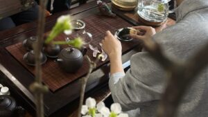 Pha trà Thái Nguyên mời khách trên bàn trà